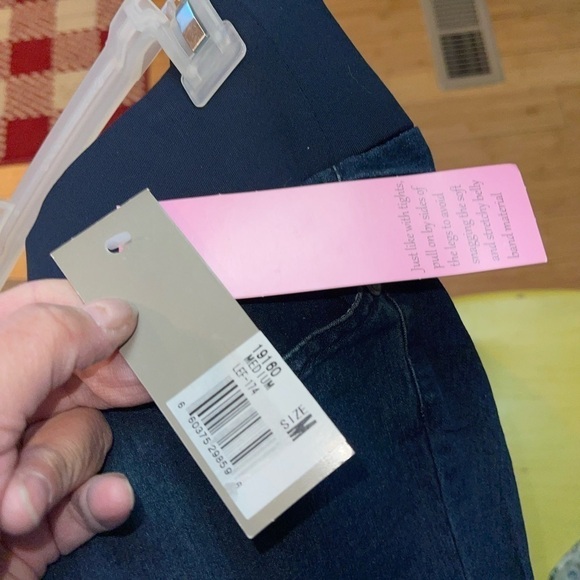 NWT- Times Two Maternity Capri Pants. Size Medium - Picture 7 of 7